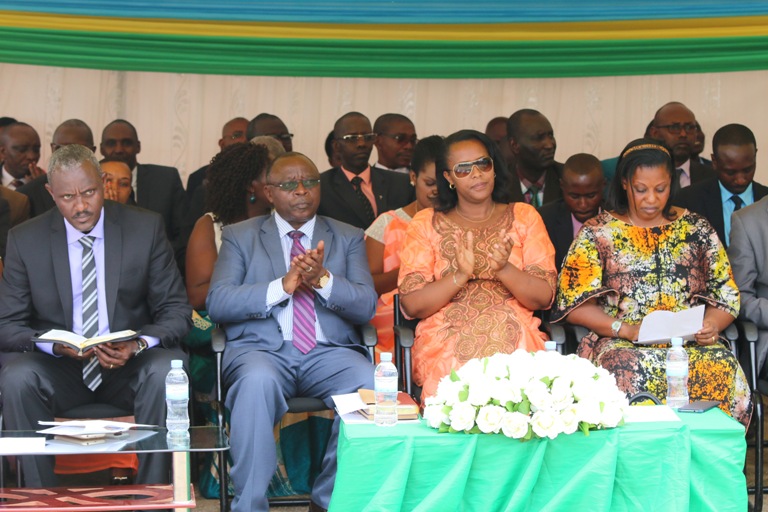 Minisitiri wa MIGEPROF (uwa kabiri iburyo) yakanguriye abanyamadini n'amatorero gukomeza kwita ku burere bw'abana
