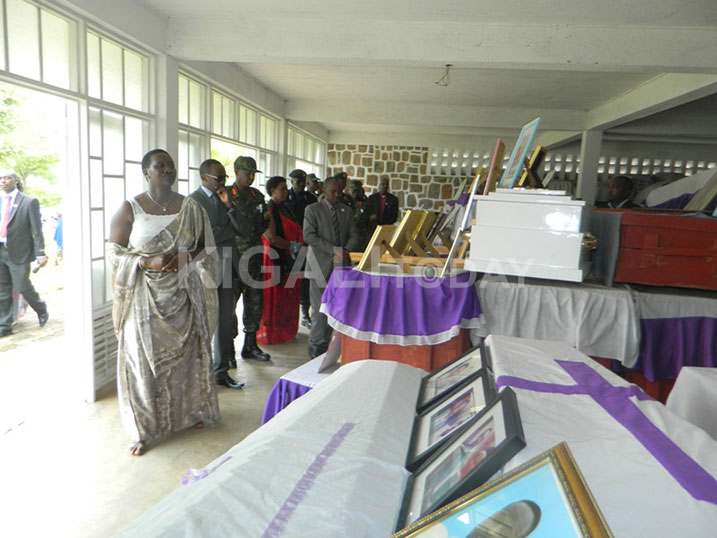 Minisitiri Uwacu n'abandi bayobozi bunamira imibiri ishyinguye mu rwibutso rwa Jenoside rwa Kamonyi.