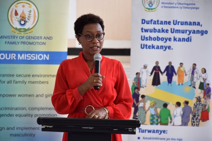 Minisitiri Bayisenge yabasabye guca ikibazo cy