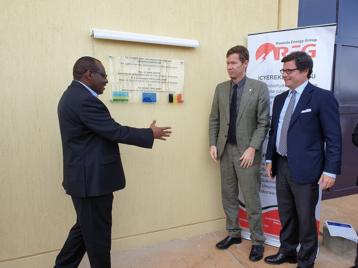 Minisitiri wa MININFRA ahana ikiganza na ambasaderi wa EU mu Rwanda