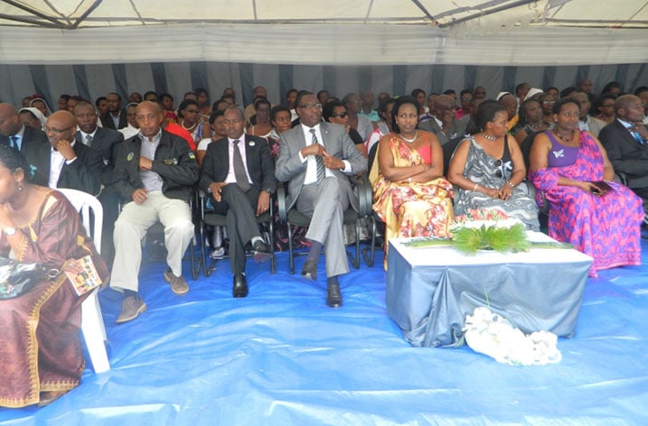 Minisitiri Mitali na bamwe mu bayobozi bari bitabiriye Kwibuka abazize Jenoside i Kamonyi.