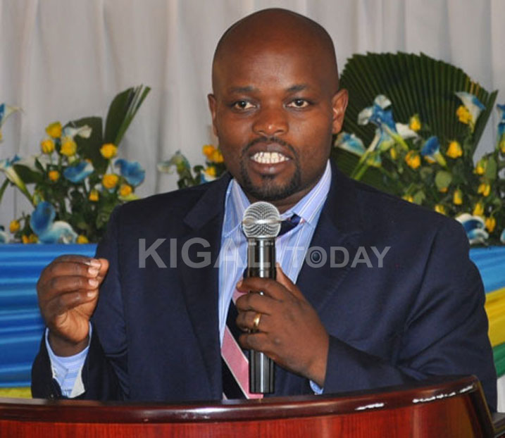 Minisitiri Nsengimana Jean Philbert akangurira urubyiruko gukoresha imbuga nkoranyambaga.