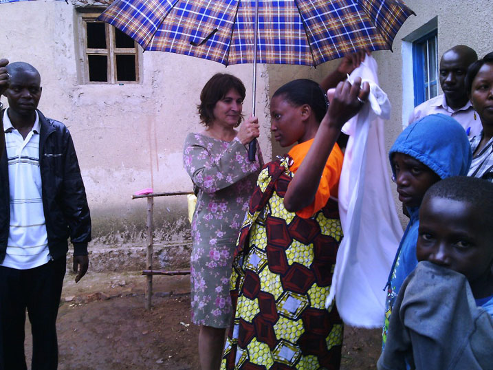 Ploumen yasuye umuturage kwirebera ibyo amaze kugeraho amushimira gushyira mu bikorwa ibyo yize mu gutegura amafunguro y'umwana.