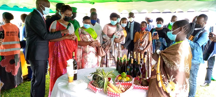 Minisitiri Bayisenge yakebuye abitiranya uburinganire no kwigaranzurana