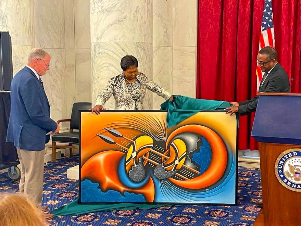 Ambasaderi Mukantabana na Dr Vincent Biruta bashyikiraza Senateri Inhofe impano igaragaza umubano mwiza yagiranye n'u Rwanda