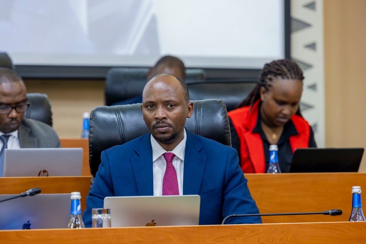 Minisitiri w'Ubuzima Dr Sabin Nsanzimana aganira n'Abasenateri