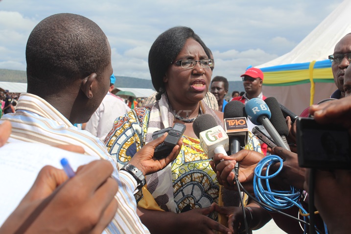 Minisitiri Mukantabana ahakana ibivugwa ko mu nkambi ya Mahama haba hakorerwa ibikorwa bya politike nibya gisirikare.