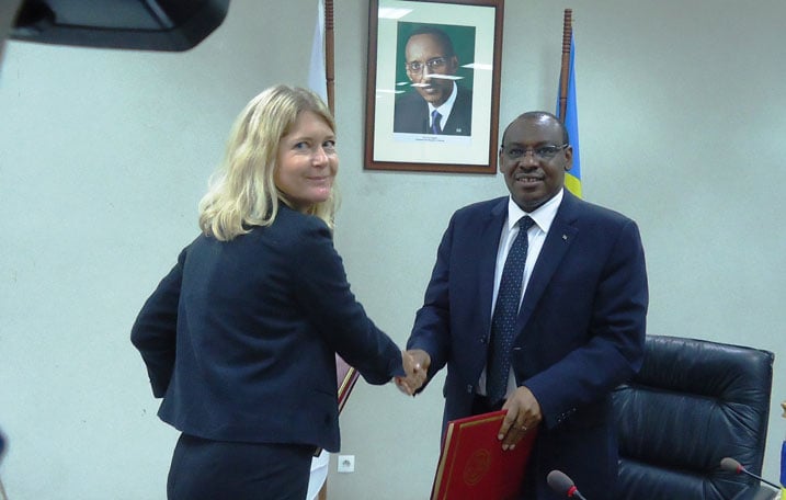 Ministiri muri MINECOFIN na Charge d'affaires muri Ambasade ya Suwede, bahererekanya amasezerano y'inkunga yatanzwe.