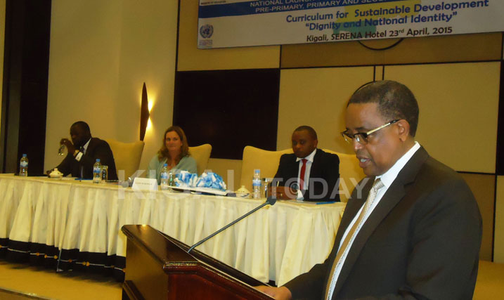Ministiri muri MINEDUC, Prof Silas Lwakabamba, atangiza integanyanyigisho nshya kuri uyu wa kane tariki 23/4/2015.