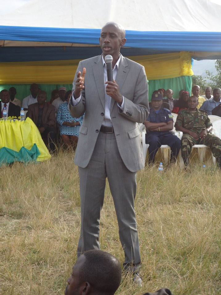 Minisitiri Kaboneka asaba abaturage gukaza umutekano kuko udahari nta miyoborere myiza yabaho.