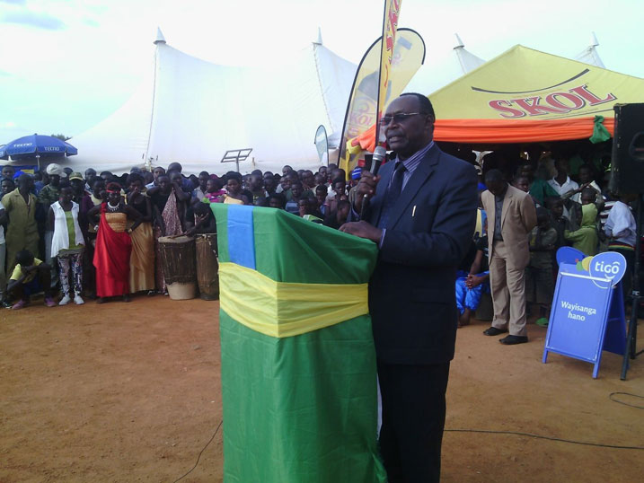 Minisitiri Kanimba yagaye akarere ka Muhanga kutagira isoko rijyanye n'igihe.