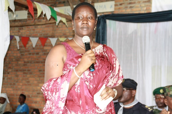 Ministre Uwacu Julienne ubwo yifatanyaga n