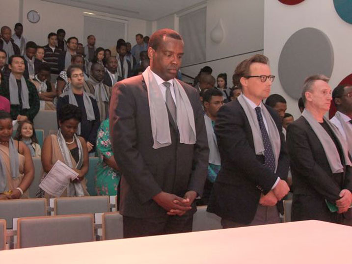 Babanje gufata umunota wo kwibuka. Imbere ibumoso ni Ambasaderi Karabaranga Jean Pierre, uhagarariye u Rwanda mu Buholandi.