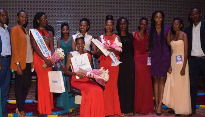 Miss Huye Campus n'ibyegera bye bakikijwe na bamwe mu bakemurampaka 