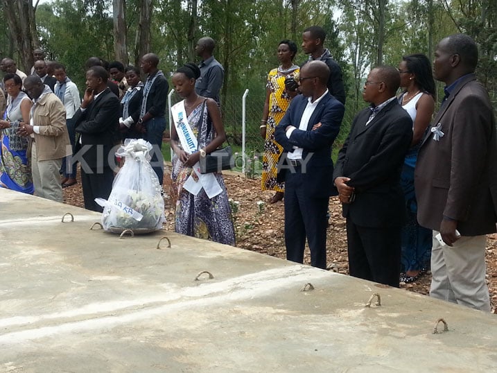 Miss Conginiality w'u Rwanda na we yifatanyije n'abaturage ba Zaza mu gutangira icyunamo ku kwibuka ku nshuro ya 21 abazize Jenoside yakorewe Abatutsi.