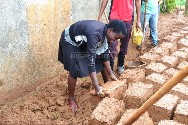 Miss Rukaragata mu gikorwa cyo kubumbira amatafari umukecuru warokotse Jenoside yakorewe Abatutsi 