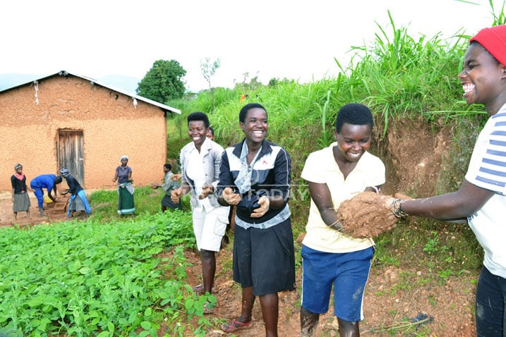 Miss Rukaragata (hagati wambaye umukara) mu biruhuko yifatanya na bagenzi be mu bikorwa bitandukanye birimo gufasha abatishoboye 