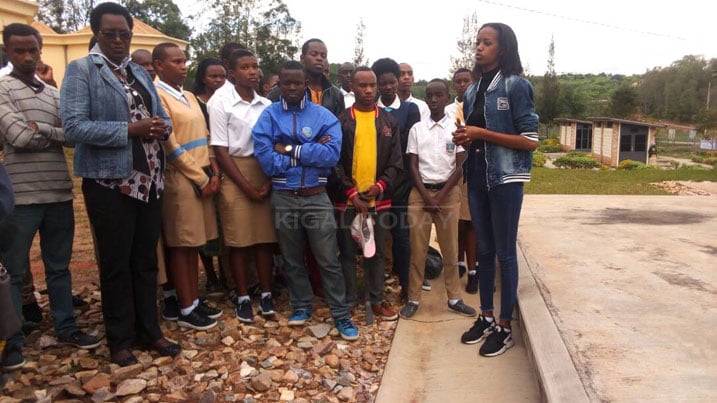 Miss Elsa aganira n'urubyiruko ku Rwibutso rwa Jenoside rwa Kabgayi