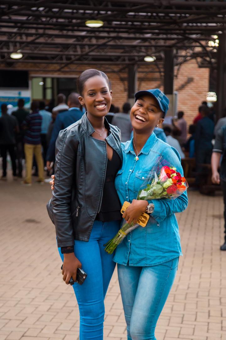 Miss Tanzania 2020 Sylvia Sebastian (uwambaye ingofero) yakiriwe na Miss Nimwiza Meghan