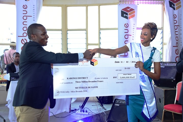 Miss Jolly ahereza Perezida wa Njyanama y'Akarere ka Karongi Sheke y'amafaranga miliyoni eshatu.