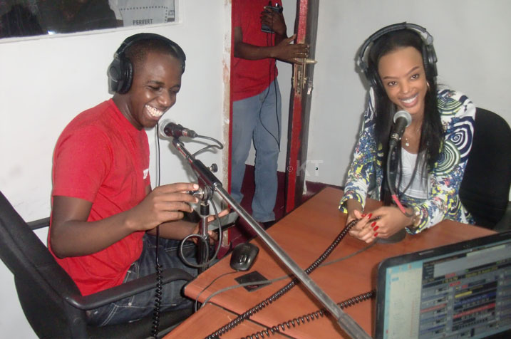 Miss Jolly mu kiganiro n'umunyamakuru wa KT Radio Jean Noel Mugabo muri studio yayo iri muri Expo 2016