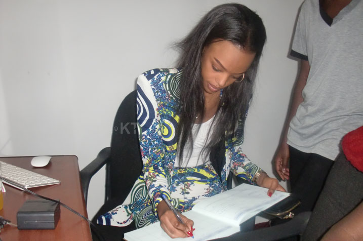 Miss Jolly yandika mu gitabo cy'abashyitsi