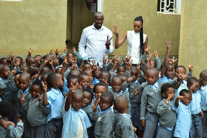 Miss Mutesi Jolly na Albert Musabyimana washinze umuryango "Peace and Hope Initiative", hamwe n'abana b'incuke biga muri uyu muryango.