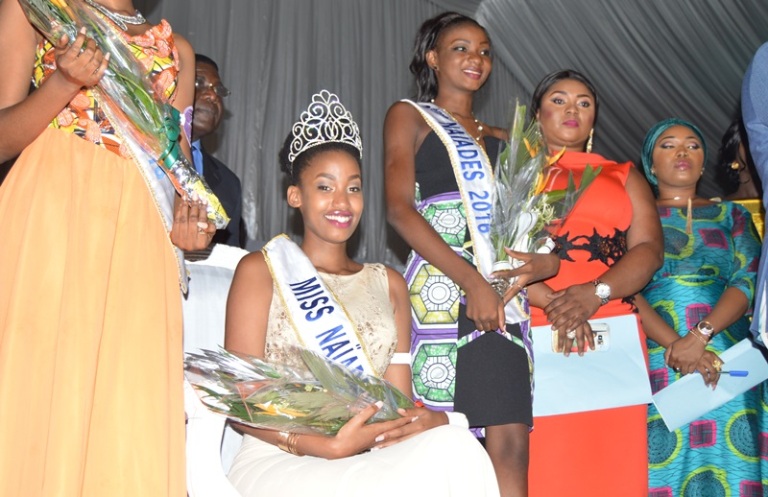 Miss Peace Kwizera ubwo yambikwaga ikamba rya Miss Naïades 2016