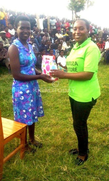 Miss Rukarataga ashyikirizwa ibihembo n'Umunyamabanga nshingwabikorwa w'Umurenge wa Mushishiro 