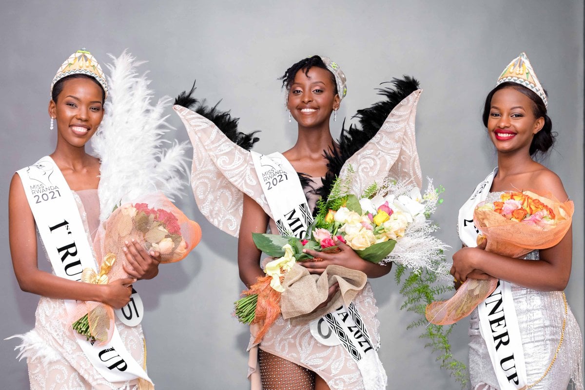 Ingabire Grace wabaye Miss Rwanda 2021 (uri hagati) n