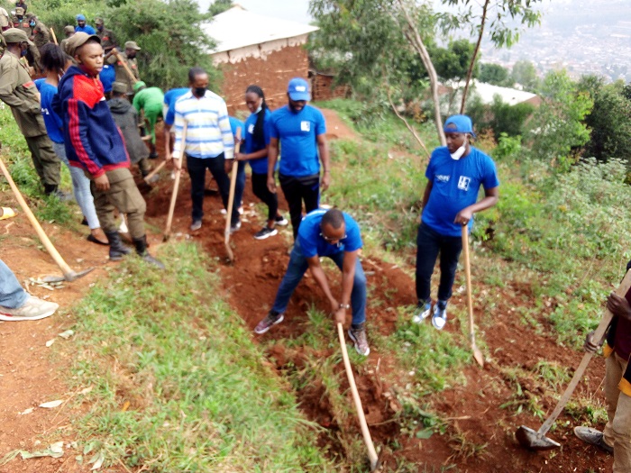 Amazi y'imvura aturuka ku ishuri ribanza rya Muganza yasenyeraga abaturage