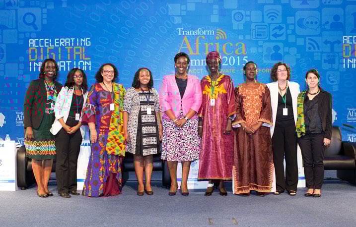 Mme Jeannette Kagame yifotozanya na bamwe mu bari bitabiriye Transform Africa2015.