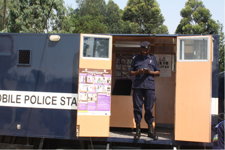 Hifashishwa imodoka ya Polisi mu kwegera abaturage.