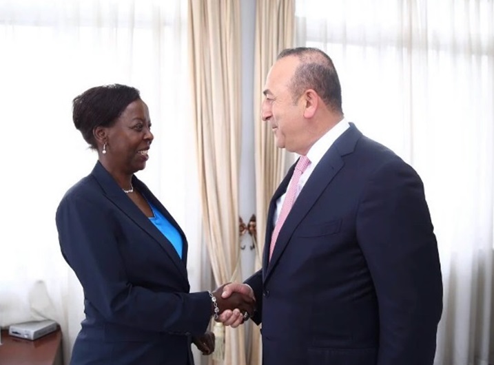 Minisitiri Mushikiwabo na Minisitiri Çavuşoğlu basuhuzanya.