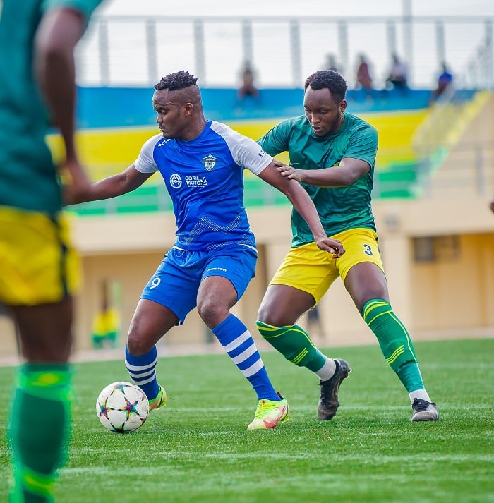 Mohamed Bobo Camara watanze umupira wavuyemo igitego cya kabiri cya Gorilla FC ahanganye na myugariro Hirwa Jean de Dieu wa Marine FC