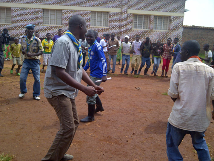 Morale yari yose mu kwishimira igikorwa bavuyemo cyo gukora ubusitani.