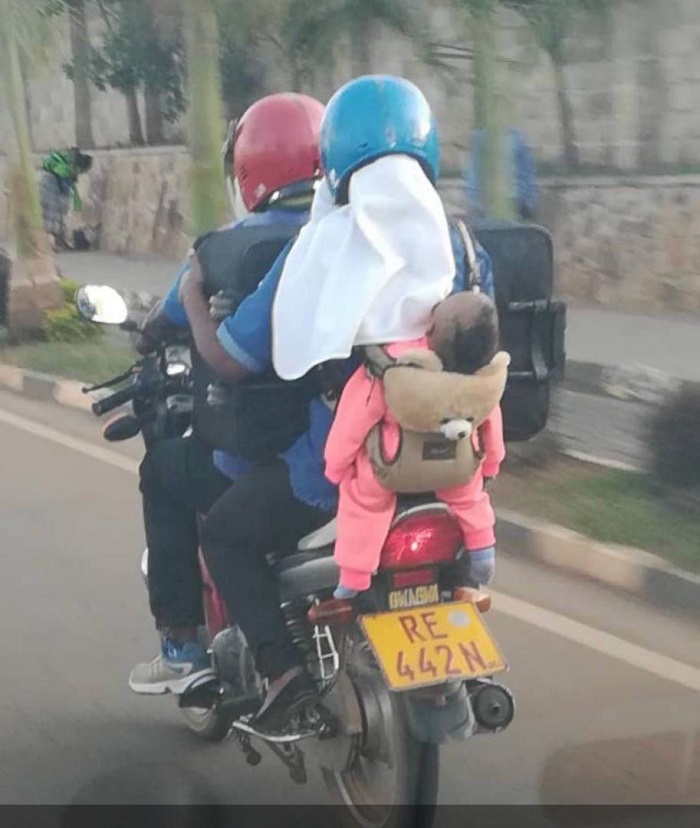 Benshi mu babonye iyi foto banenze uyu mugore ariko cyane cyane umumotari wemeye gutwara abantu babiri kuri moto hamwe n'imizigo (Ifoto: Social Media)