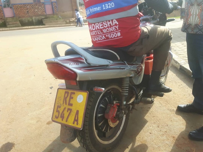 Moto yitwa TVS yari isanzwe ijyamo essence ubu irahindurwa igatwarwa n