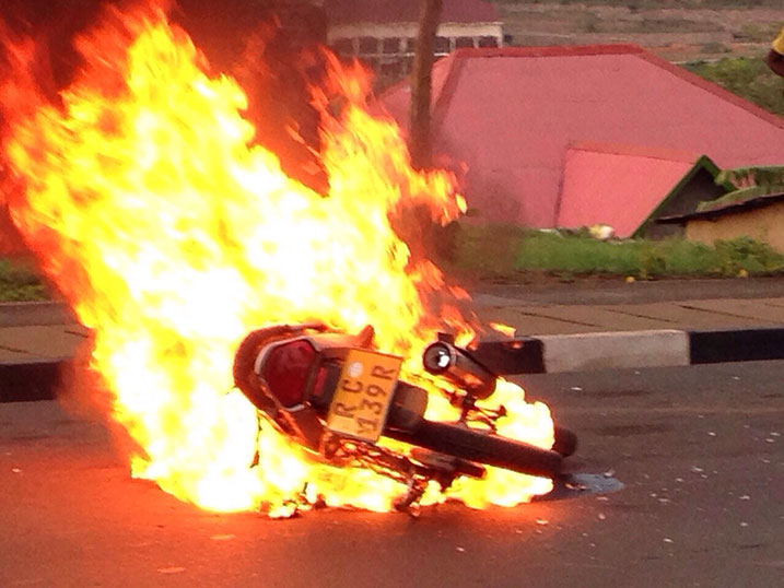 Iyi moto yahise ishya ikimara kugongana n'imodoka.