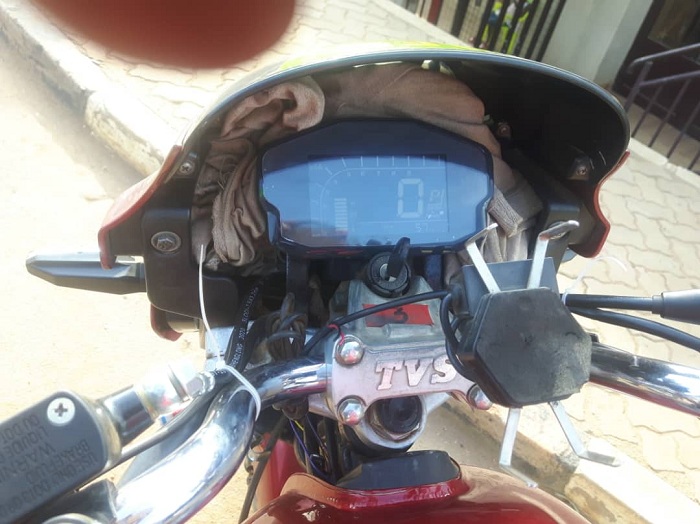 Mubazi bashyira kuri moto itwarwa n'amashanyarazi ikerekana aho batiri igeze ishira