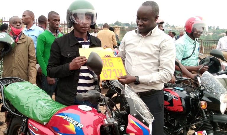 Moto bazihanywe n'ibyangombwa ndetse n'ubwishingizi bw'igihe cy'umwaka 