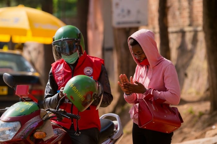 Umuti wo gusukura intoki ni ngombwa mbere yo gutwara umugenzi