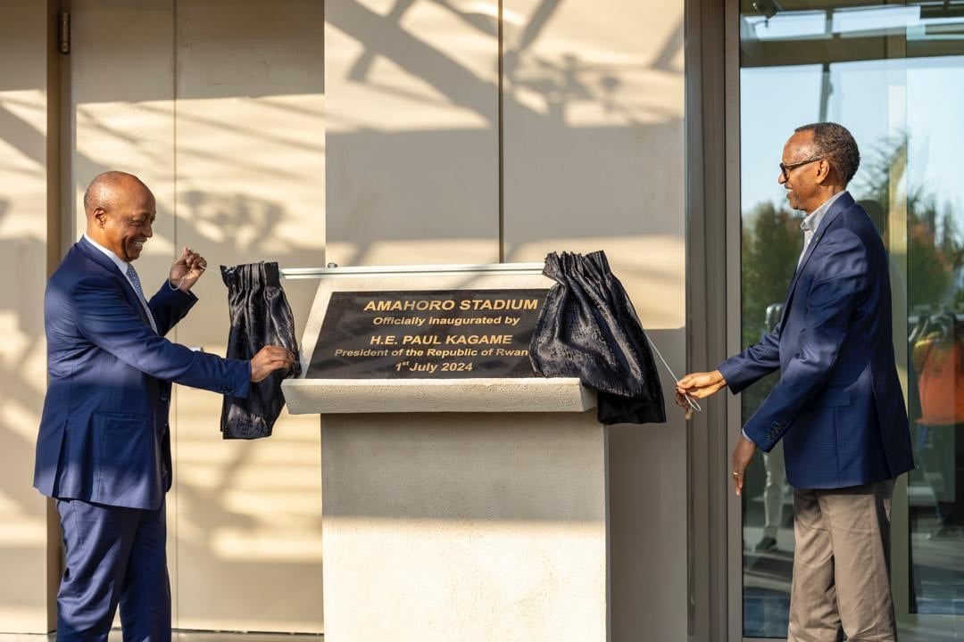 Perezida Kagame na Patrice Motsepe uyobora CAF ubwo bafunguraga Sitade Amahoro ku mugaragaro
