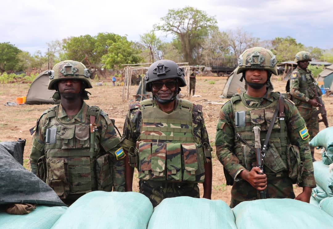 Admiral Joaquim Mangrasse (uhagaze hagati) yasuye Ingabo z'u Rwanda