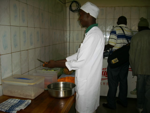 Umukozi wa gereza ya Mpanga ategurira amafunguro imfungwa zo muri Sierra Leone zifungiye muri gereza ya Mpanga