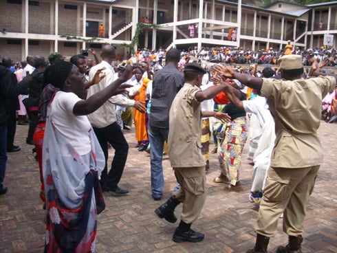 Abayobozi ba gereza ya Mpanga ndetse n'imfungwa n'abagororwa bayibamo basabanye bibukiranya ibiranga umuco nyarwanda.