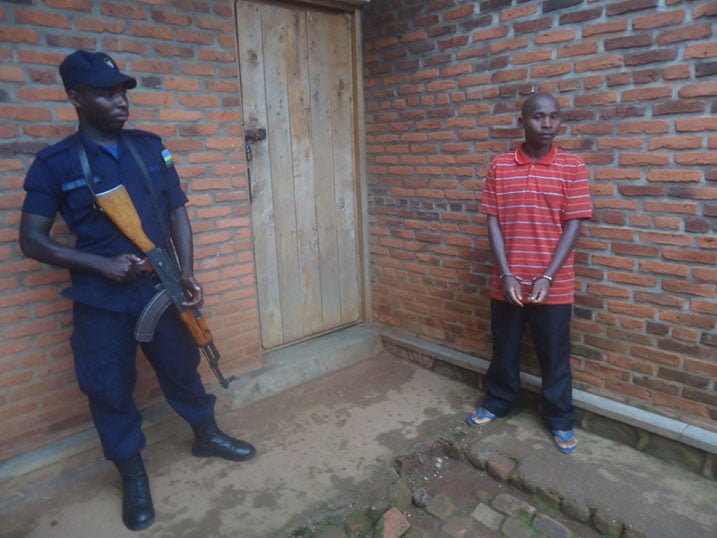 Mpariza niwe warashishaga iyi mbunda iyo bajyaga kwiba.