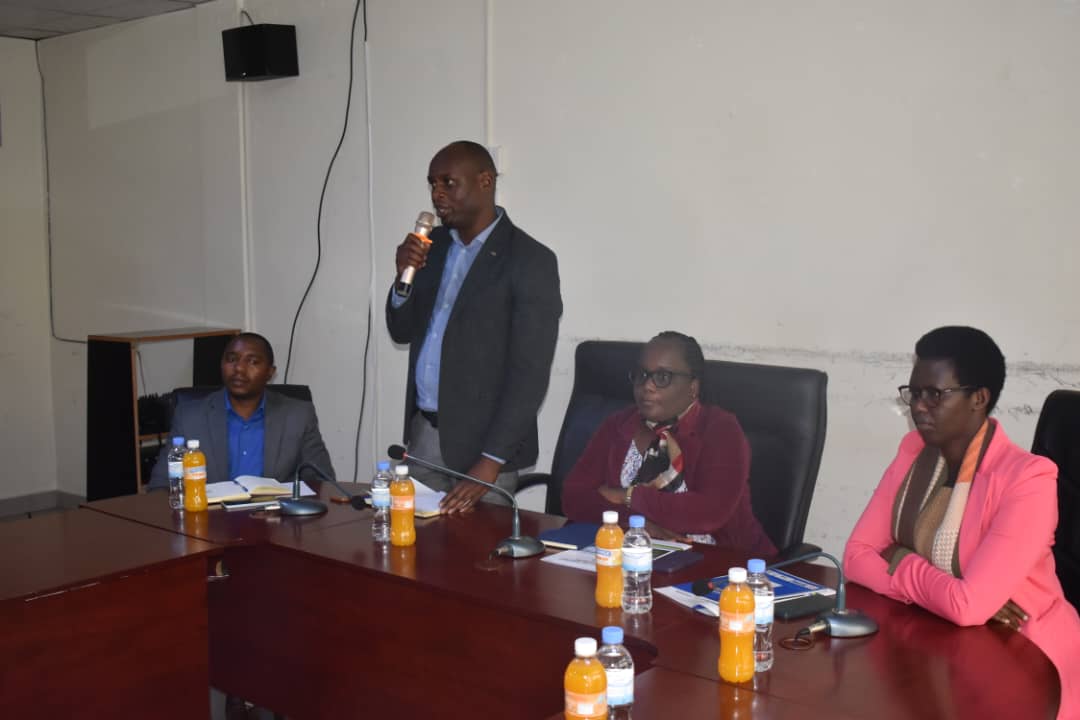 Abadepite bari mu ngendo bakora baganira n'abantu batandukanye