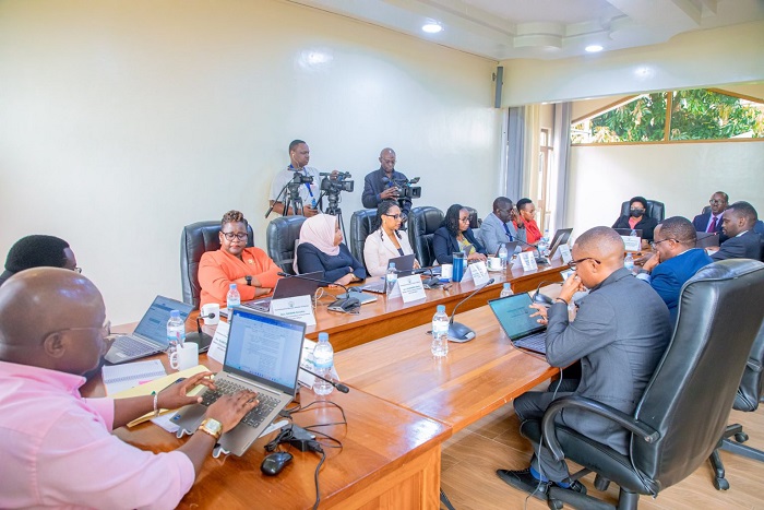 Abadepite baganira ku bibazo biri mu itangazamakuru