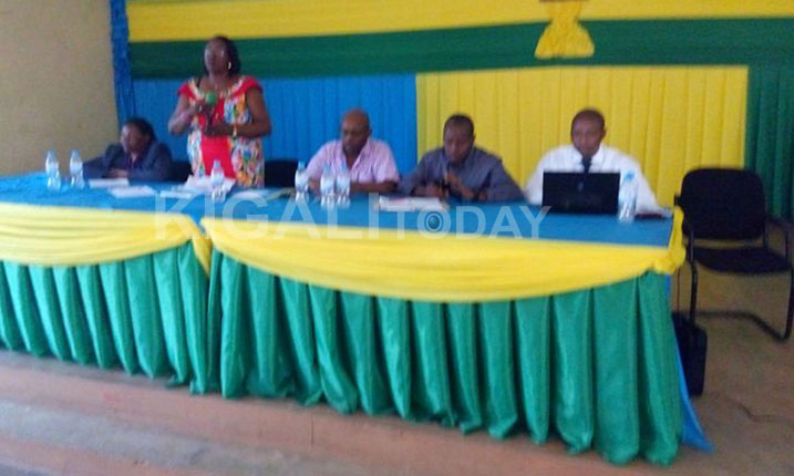 Abadepite baganira n'abajyanama bo mu Karere ka Kamonyi.